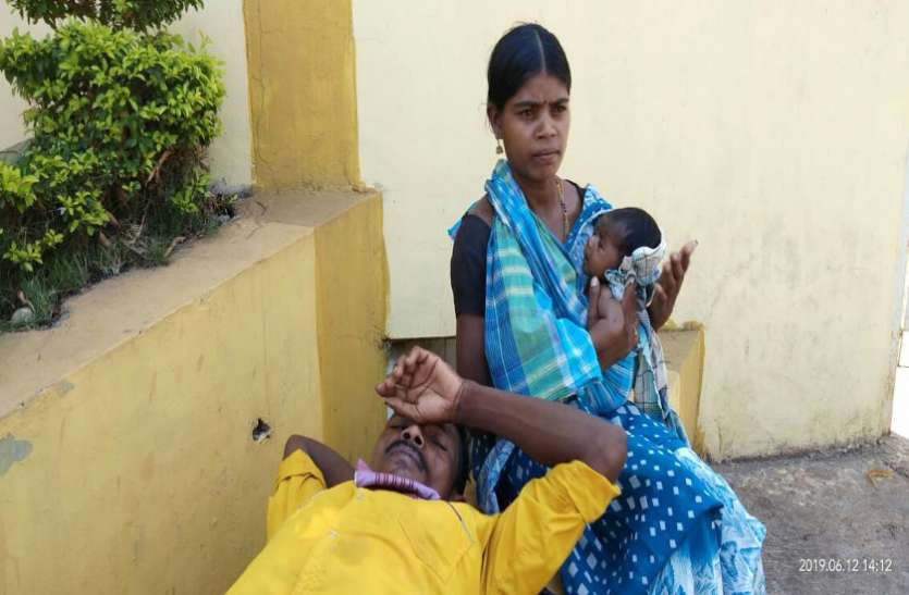women with child tribal movement उम्र,मौसम,भूख और बिमारी भी नहीं तोड़ पा रही आंदोलनकारियों का हौसला, दुधमुंहे से लेकर 70 साल के बुजुर्ग तक आंदोलन स्थल पर