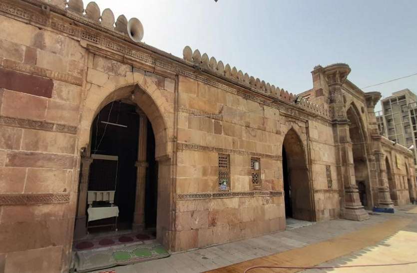 Ahmedabad: Mosque of Sultan Ahmed Shah कैम्बे की जामा मस्जिद के नमूने पर तैयार की गई सुल्तान अहमद शाह की मस्जिद