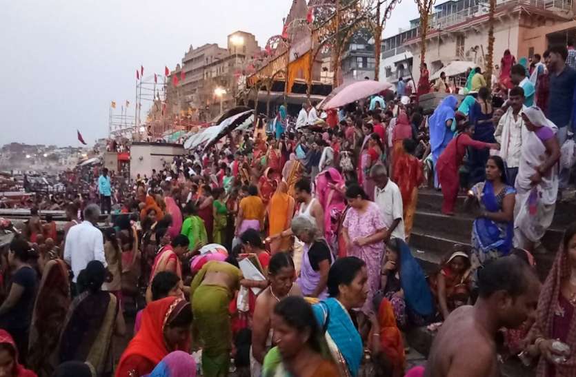 Ganga Dashahara गंगा दशहरा पर भक्तों ने लगायी आस्था की डुबकी
