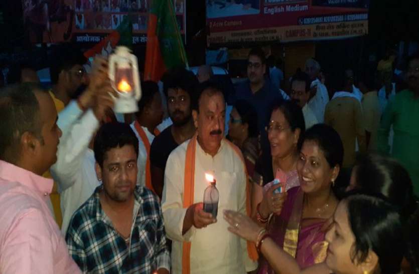 BJP protest against light cuts भाजपाईयों ने लालटेन लेकर बिजली कटौती का जताया विरोध