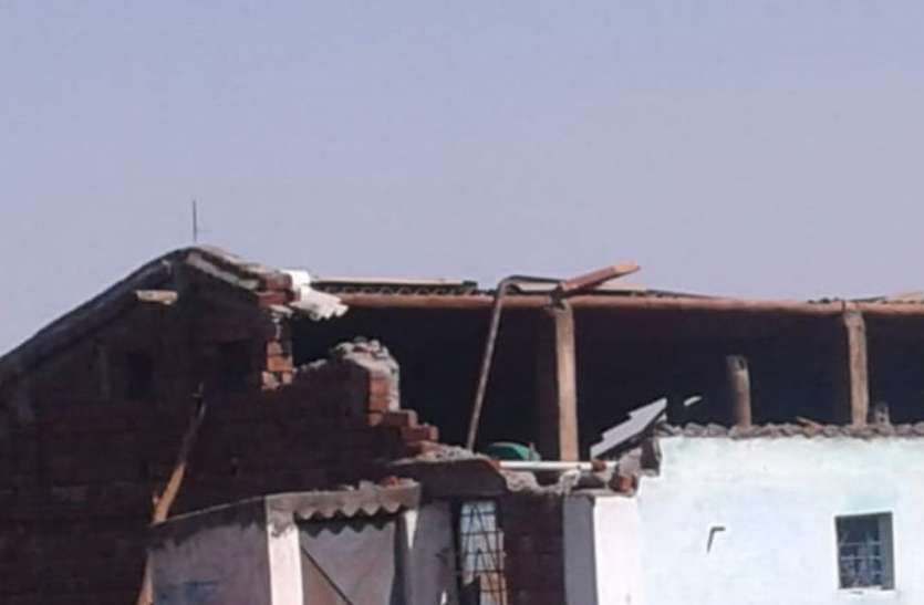 अंधड में टीनशेड के साथ उड़ गया आठ माह का बेटा, 100 मीटर दूर गिरा, मौत बड़वानी जिले के वलन गांव में हादसा अंधड में टीनशेड के साथ उड़ गया आठ माह का बेटा, 100 मीटर दूर गिरा, मौत