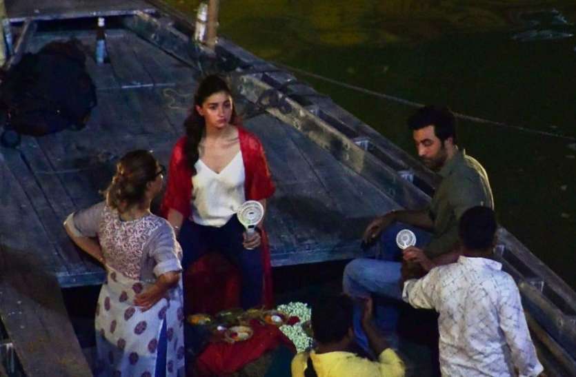 Ranbir Kapoor and Alia Bhatt रणबीर कपूर ने कहा कि बनारस में साफ हो गयी है गंगा