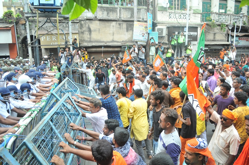 Police Attack Water Canon And Tear Gas Shells On BJP Lalbazar March ...