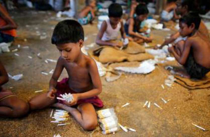 Anti Child Labor Day day special story hoshanagbad Anti Child Labor Day: इनको कप प्लेट की जगह थमाया बस्ता, ताकि गढ़ सकें अपना भविष्य