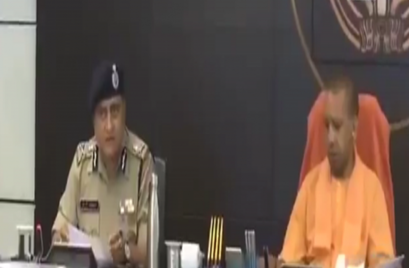 lucknow फोन जमा करवा कर सीएम ने की अधिकारियों के साथ बैठक, कानून व्यवस्था पर जताई नाराजगी