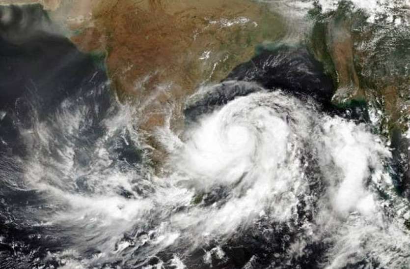 'Vayu' cyclone चक्रवाती तूफान: सुबह 10 बजे गुजरात तट से टकराएगा 'वायु' , सेना-NDRF अलर्ट पर