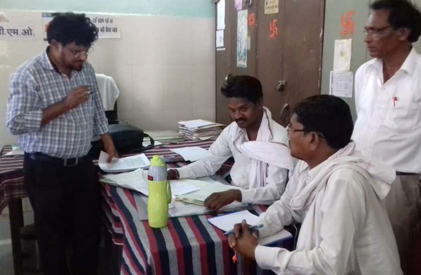 Doctor absent हद हो गई, विधायक के सामने ही लिखने लगे अनुपस्थित चिकित्सक का अवकाश पत्र