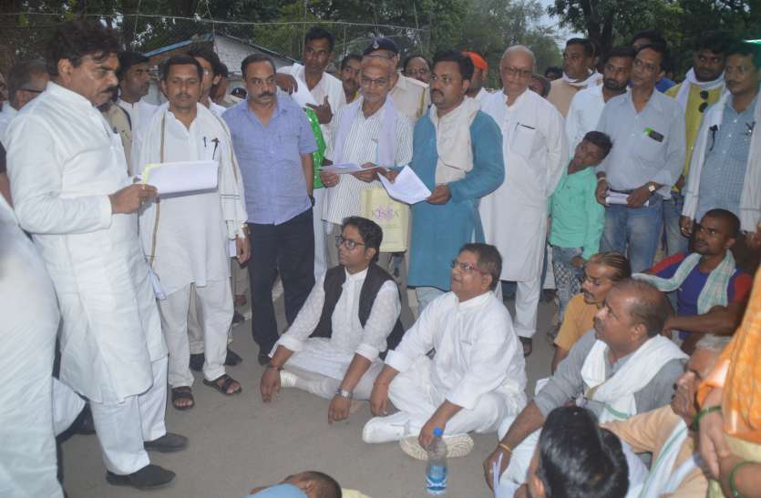 rewa रीवा में प्रभारी मंत्री लखन घनघोरिया का विरोध, रास्ते में धरने पर बैठकर रोका