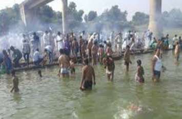 three teenagers drowned in river on the eve of Kartik Purnima कार्तिक पूर्णिमा पर श्रद्धा की डुबकी लगाने के दौरान तेज धारा में फंसे, तीन किशोर डूबे