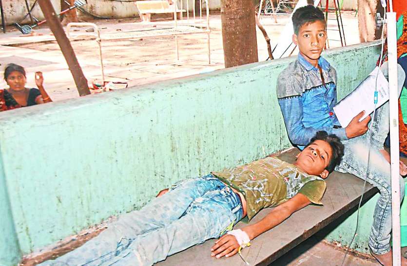 patrika नहीं सुने रहे एसी में बैठे अफसर: तपती धूप में बैठा मासूम हुआ बीमार, भर्ती होने के बाद फिर बैठा धरने पर