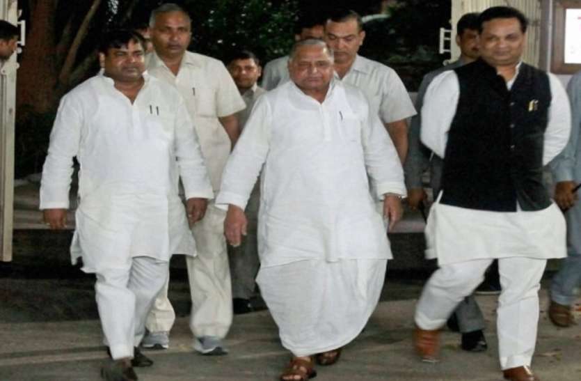 gayatri prasad prajapati सपा सरकार में मंत्री रहे मुलायम के इस खास नेता की बढ़ी आफत, सीबीआई ने मारा छापा, मिले अहम सुबूत