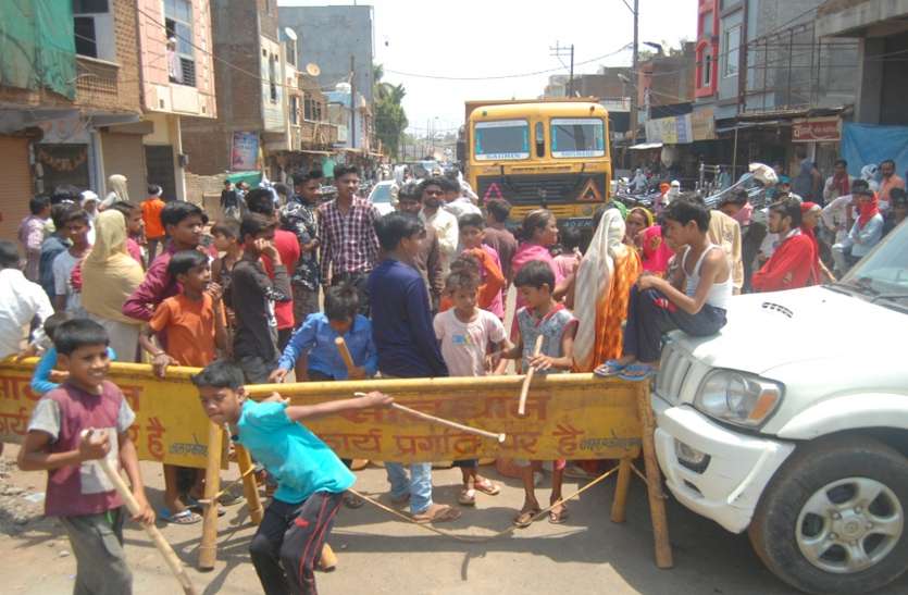 patrika बीजी रोड पर लगाया जाम