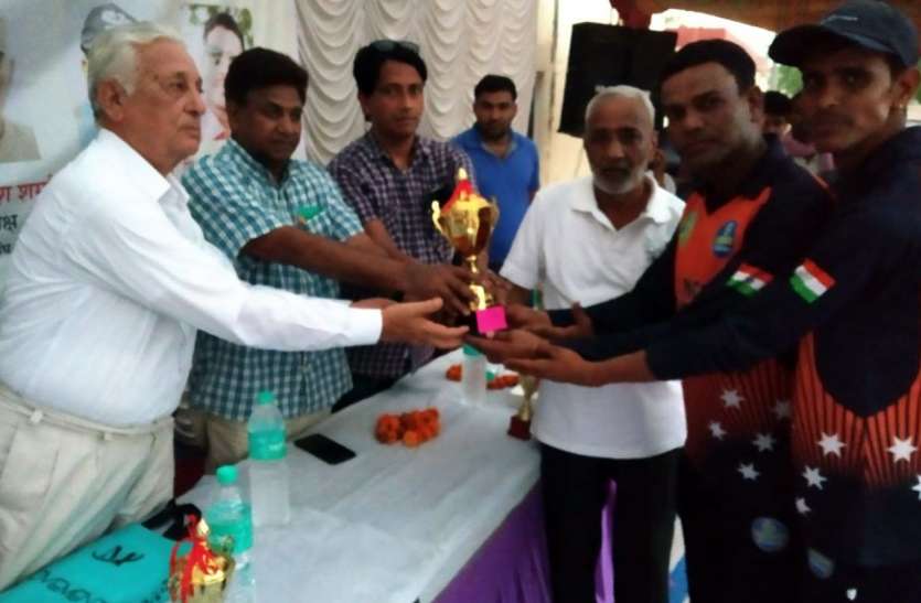 hindaun karauli news धूप से तपते मैदान में बल्ले ने चौके-छक्कों से उगले रन