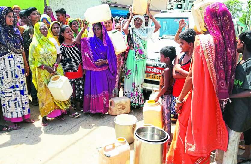 water problem and water crises in piprya पानी के लिए महिलाओं ने किया ऐसा काम, पहुंचना पड़ा पुलिस को