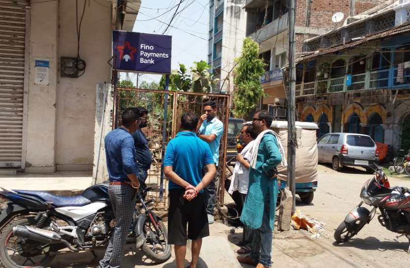 Complaint of encroachment सरकारी ट्यूब बेल पर अतिक्रमण की शिकायत, पहुंचे अधिकारी