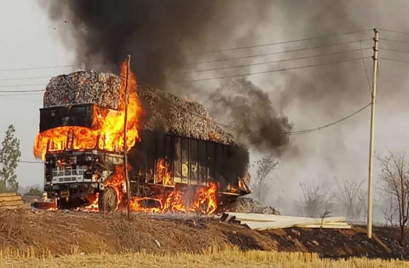 Truck Burn सोनभद्र में चलती ट्रक में लगी आग, लाखों का तेंदू पत्ता जलकर राख