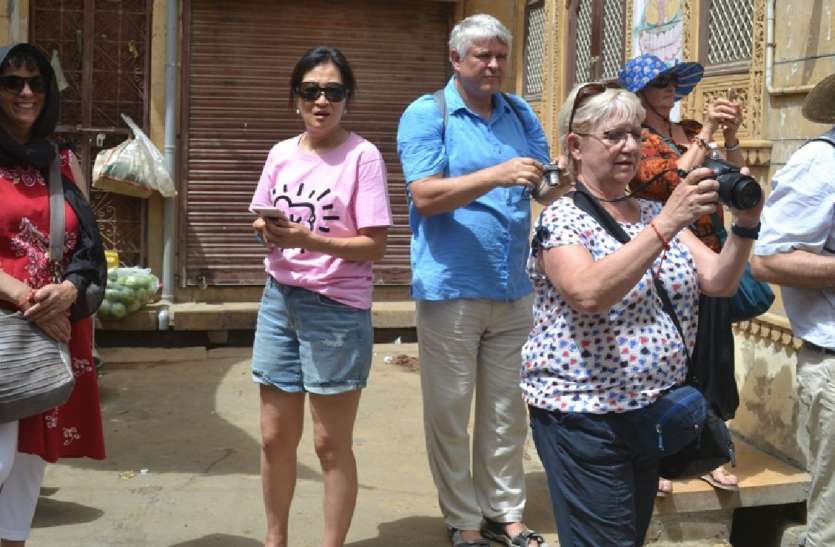 jaisalmer पीले पत्थरों पर कलात्मक कारीगरी व धोरों को लेकर 48 डिग्री में भी चुम्बकीय आकर्षण,मई-जून की तपिश में भी स्वर्णनगरी भ्रमण पर आ रहे देशी-विदेशी सैलानी