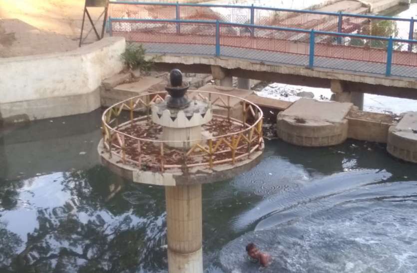 Cleaning of Vishala Kunds by the devotees themselves श्रद्धालु खुद कर रहे विशाला के कुंडों की सफाई