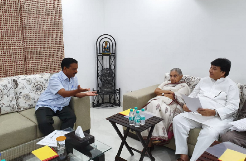 cm kejriwal सीएम अरविंद केजरीवाल से मिलीं शीला दीक्षित, बोलीं- अब दिल्लीवासियों को दो मुफ्त बिजली
