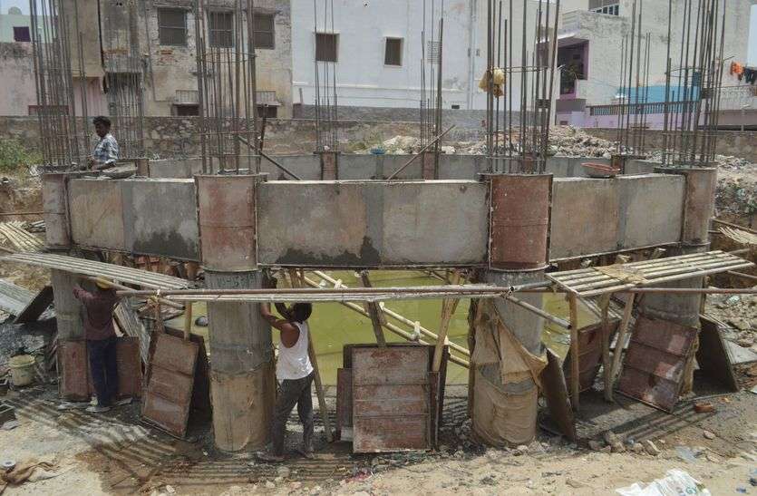 High reservoir in the dockyard डाक बंगले में बन रहा उच्च जलाशय