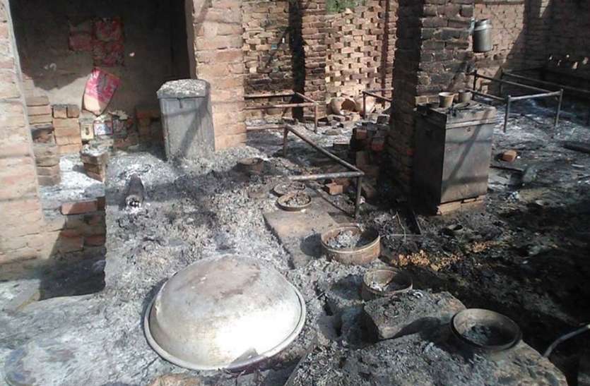fire in hotel होटल में लगी आग से सामान जलकर हुआ खाख