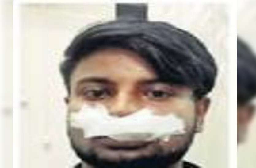हॉस्टल में जूते मांगने पर छात्र को लात-घूंसों से जमकर पीटा, फिर इस हालत में कमरे में किया बंद हॉस्टल में जूते मांगने पर छात्र को लात-घूंसों से जमकर पीटा, फिर इस हालत में कमरे में किया बंद