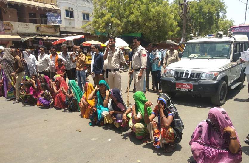 patrika पुलिस कार्रवाई के विरोध में महिलाओं ने किया चक्काजाम