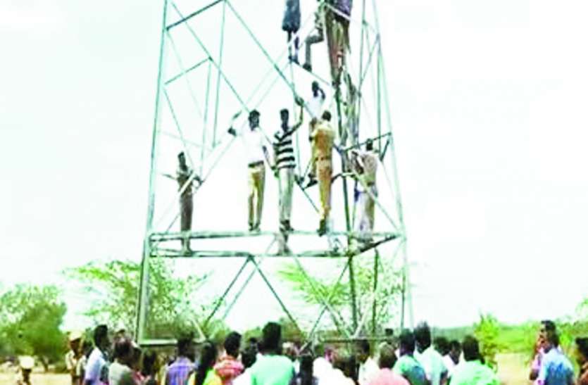 villagers farmers protest आखिर हाई वोल्टेज टावर पर क्यों चढ़े तमिलनाडु के किसान