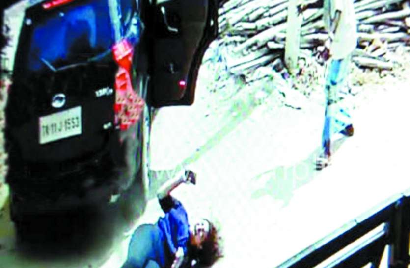 man pushing wife चलती कार से पत्नी को इसलिए दिया धक्का, वायरल हुआ वीडियो