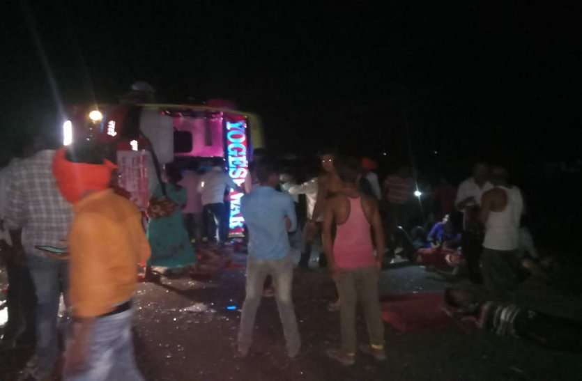 news in bus तीर्थयात्रियों से भरी बस पलटी, 3 की मौत, 55 घायल
