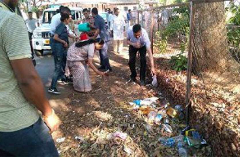 governor, looking at the dirt in Pachmarhi, started cleaning himself पचमढ़ी में गंदगी देख भड़की राज्यपाल, खुद ही करने लगी सफाई