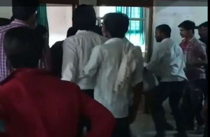 Live fight Breaking : महिला डॉक्टर से अभद्रता होते देख फूटा मेडिकल छात्रों का गुस्सा, मरीज के परिजन को पीटा