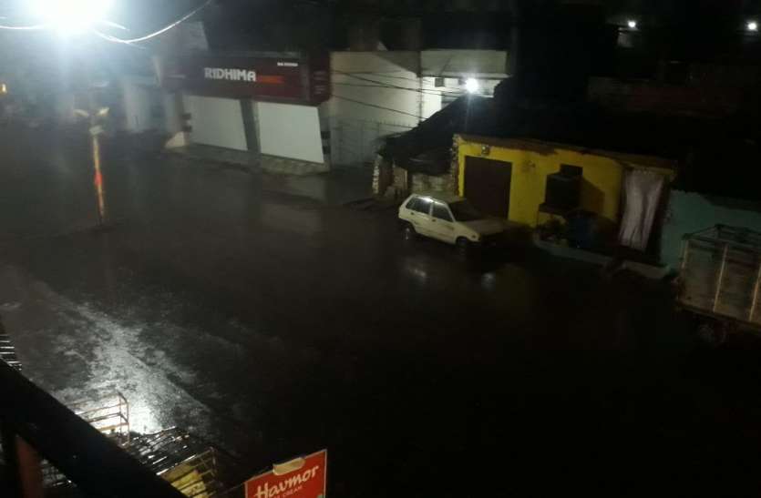 Pre monsson 2019 in mp Pre Monsoon 2019 : इस शहर में सुबह 3 बजे तेज हवा के साथ हुई 15 मिनट झमाझम बारिश