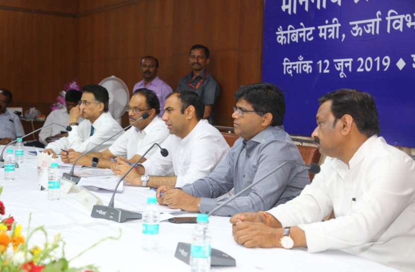 अच्छे काम पर ईनाम, लापरवाही पर मिलेगी सजा : ऊर्जामंत्री अच्छे काम पर ईनाम, लापरवाही पर मिलेगी सजा : ऊर्जामंत्री