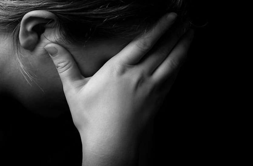 girl मारपीट में टीआई ने लिखी झूठी रिपोर्ट, किशोरी ने खाया जहर