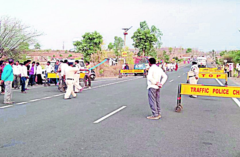 police लगातार हो रहीं दुर्घटनाओं की वजह जानने के लिए मौके पर पहुंची पुलिस