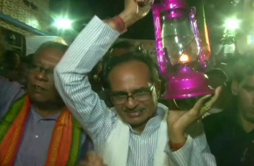 POWER CUT PROTEST बिजली कटौती पर फिर बवाल, भाजपा ने लालटेन यात्रा निकाल किया विरोध