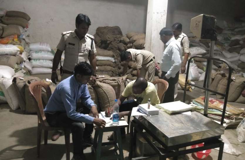 Police raid Video : ज्वाइन करते ही एसपी के इस एक्शन से मचा हड़कंप, छापे में व्यापारी के गोदाम में मिला 100 बोरी पीडीएस का चावल