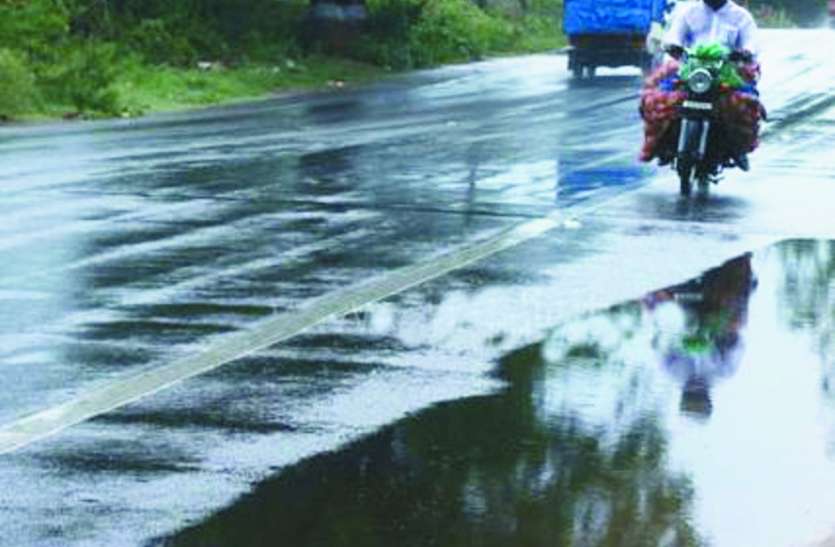 rain water on road सपना स्मार्ट सिटी का, सड़कों पर बह रहा बारिश का पानी, जानिए कारण