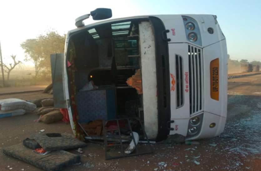 bus accident यात्रियों से भरी बस अनियंत्रित होकर पलटी, 10 घायल