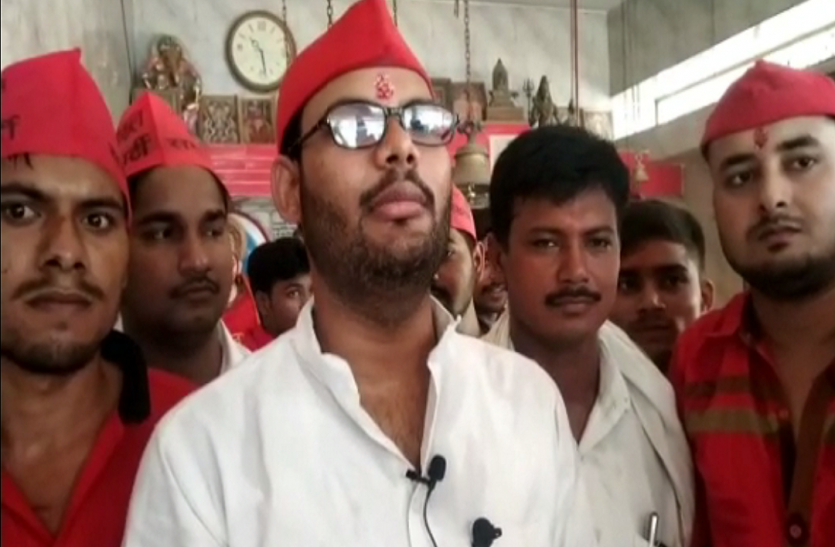 SP workers worship for mulayam Singh Yadav सपा कार्यकर्ताओं ने मुलायम सिंह यादव की दीर्घायु के लिए किया हवन पूजन