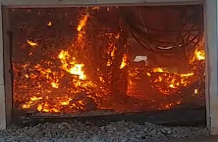 tendu leaves set fire छत्तीसगढ़ में नक्सलियों ने तेंदूपत्ता गोदाम में लगाया आग, करोड़ों का हुआ नुकसान