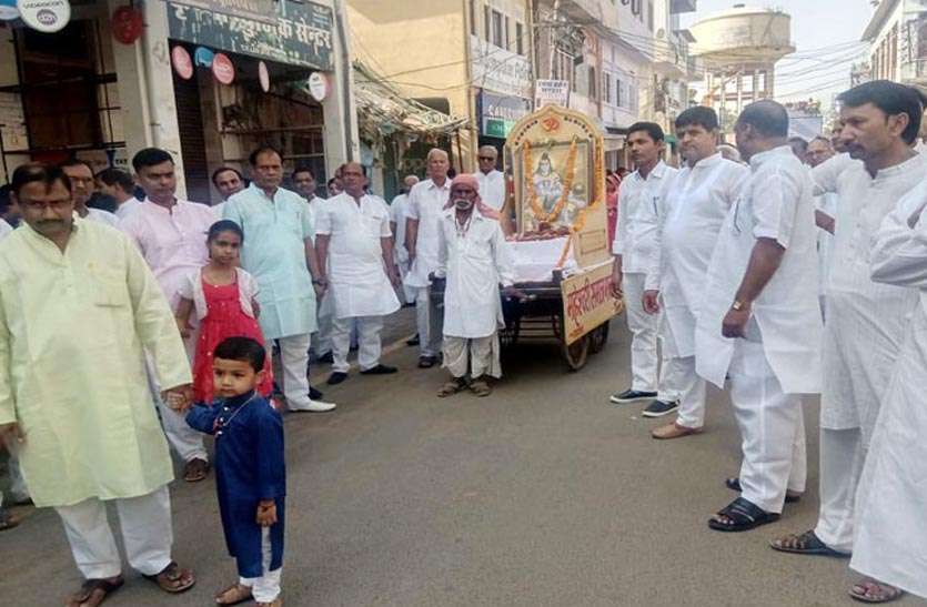 lord-mahesh-shobhaatram-extracted-on-mahesh-jayanti मालपुरा में महेश जयन्ती पर निकाली भगवान महेश शोभायात्रा
