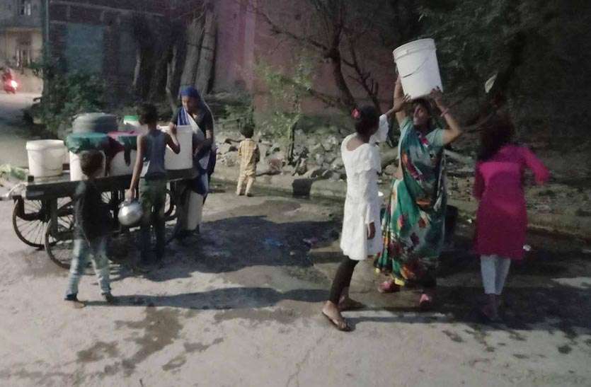 people-are-troubled-by-drinking-water-crisis-in-summer उनियारा में गहराया पेयजल संकट, तडक़े ही हैण्डपम्पों पर लग जाती है लोगों की भीड़