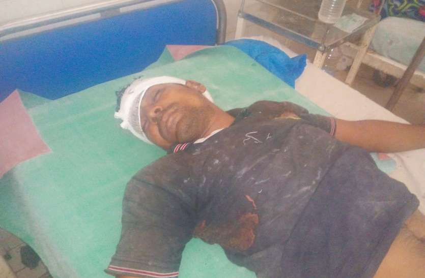 Injured driver आधी रात ढाबे में सो रहे ट्रक ड्राइवर की जेब काट 4 युवकों ने निकाल लिए रुपए, दौड़ाया तो रॉड और चाकू से कर दिया अधमरा