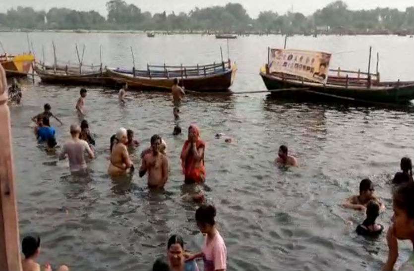 Ganga Dussehra गंगा दशहरा पर यमुना में डुबकी लगाई लेकिन भारी गंदगी देख विचलिते हुए श्रद्धालु, देखें वीडियो