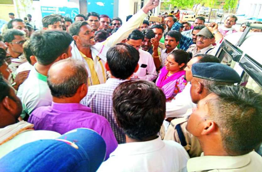 indore खेत पर काम कर रहे किसान की करंट से मौत