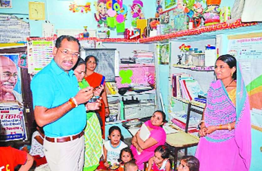 indore पोषण आहार केंद्र पर चावल मे रेंग रहे थे कीडे गुस्से मे आए sdm