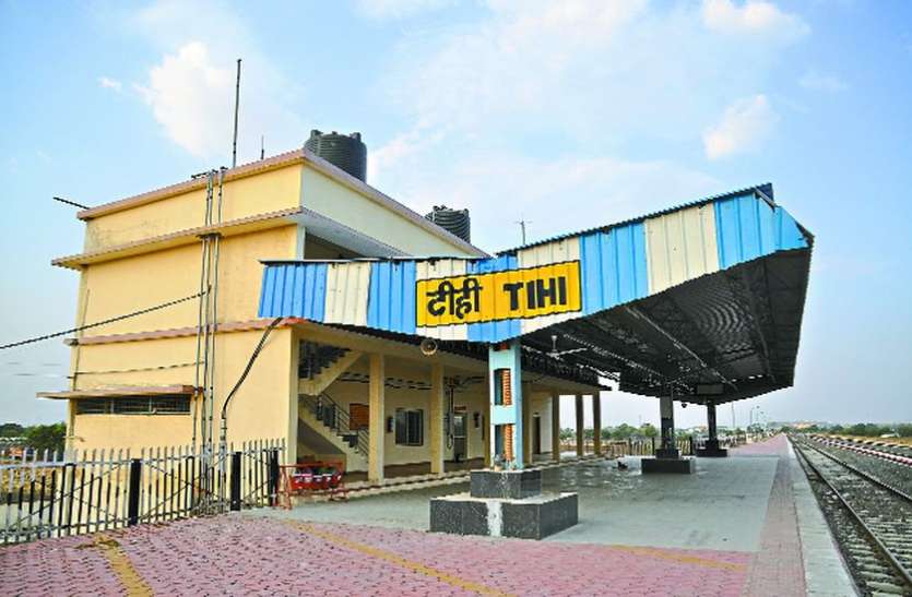 indore रात होते ही इस रेलवे स्टेशन पर मंडराने लगता है खतरा