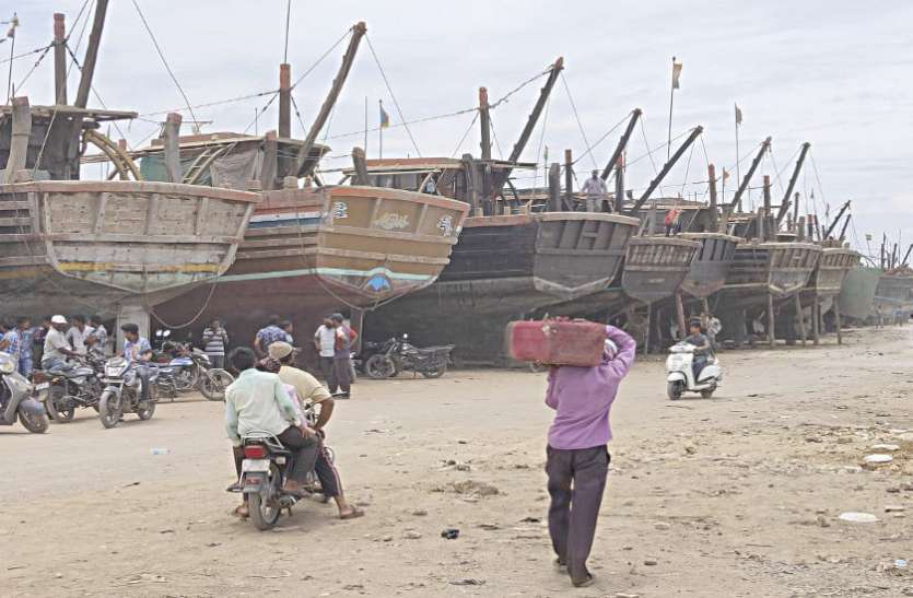 VAAYU cyclone 'वायु की गति १६५ तक पहुंचने के आसार